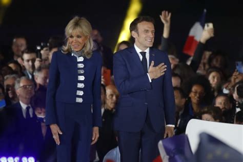 tailleur louis vuitton bleu marine|Brigitte Macron : voici d'où vient le tailleur bleu marine de l’épouse .